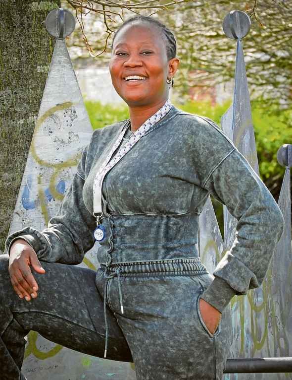 Kadiatu Bonkei Kamara (37) uit Drachten werkt in de zorg bij Alliade en kreeg onlangs een vast contract. Foto: Abbas Nashab, Leeuwarder Courant